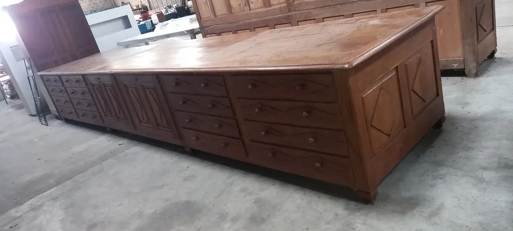 Buffet ancien à vendre chez un antiquaire près de Lyon