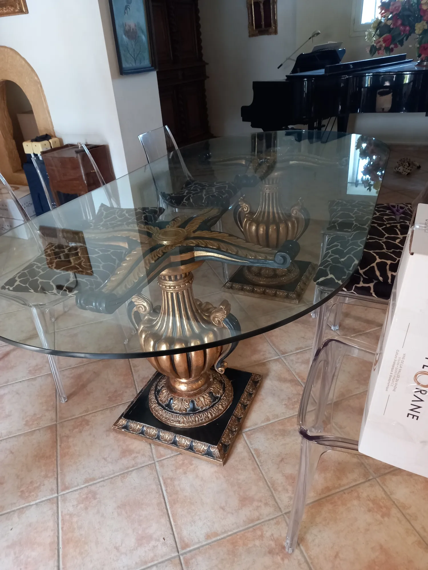 Table ancienne en bois à vendre chez un antiquaire près de Lyon