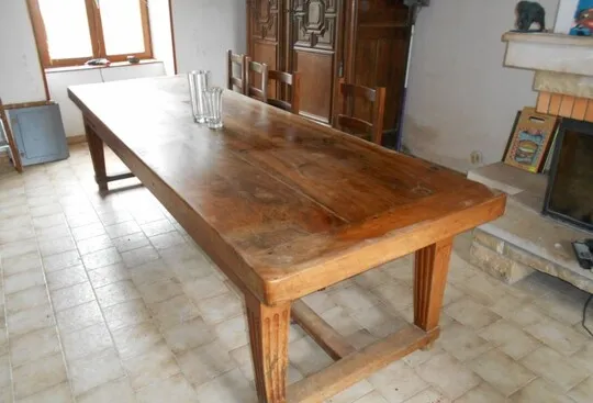 Table ancienne en bois à vendre chez un antiquaire près de Lyon