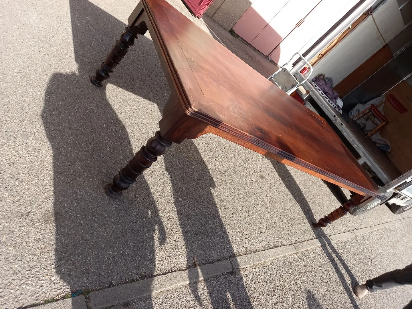 Table ancienne en bois à vendre chez un antiquaire près de Lyon