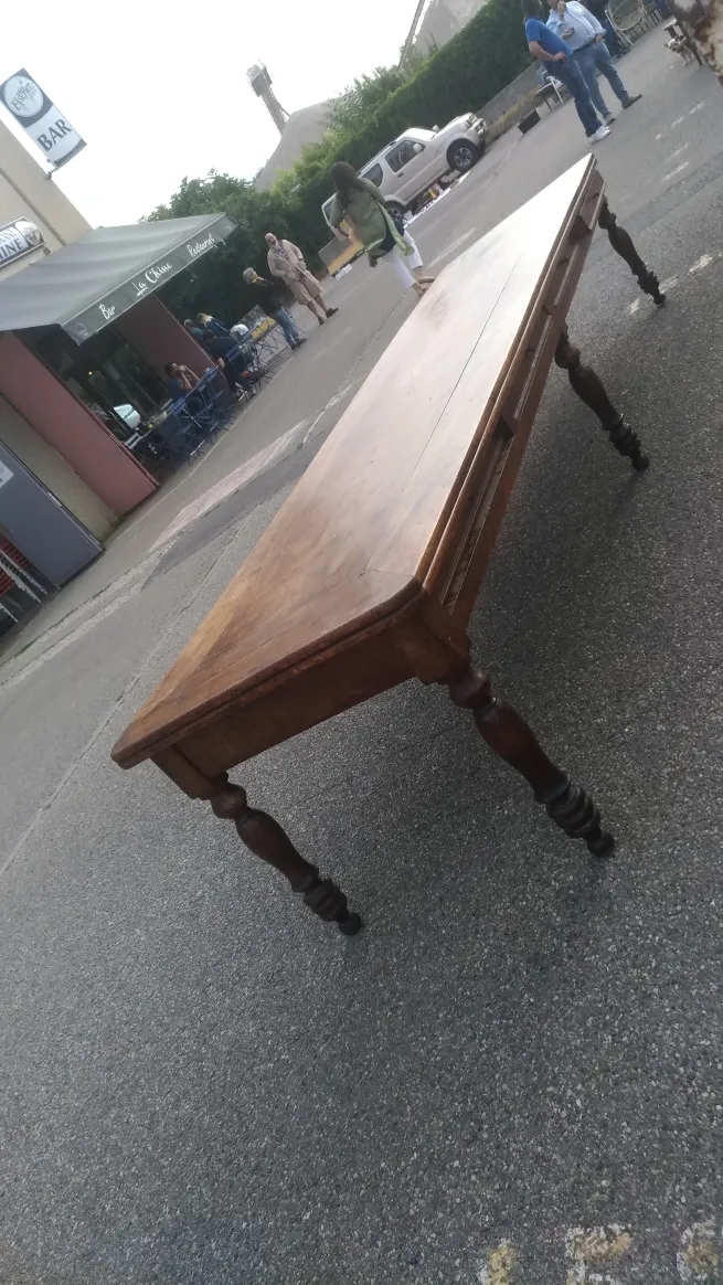Table ancienne en bois à vendre chez un antiquaire près de Lyon