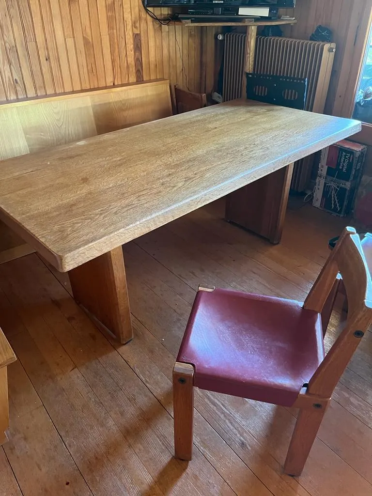 Table ancienne en bois à vendre chez un antiquaire près de Lyon