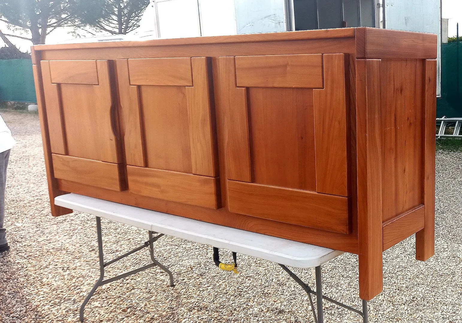 Buffet en bois à vendre chez un antiquaire près de Lyon