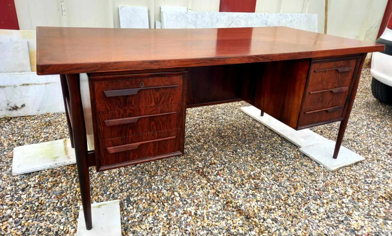 Bureau en bois à vendre chez un antiquaire près de Lyon