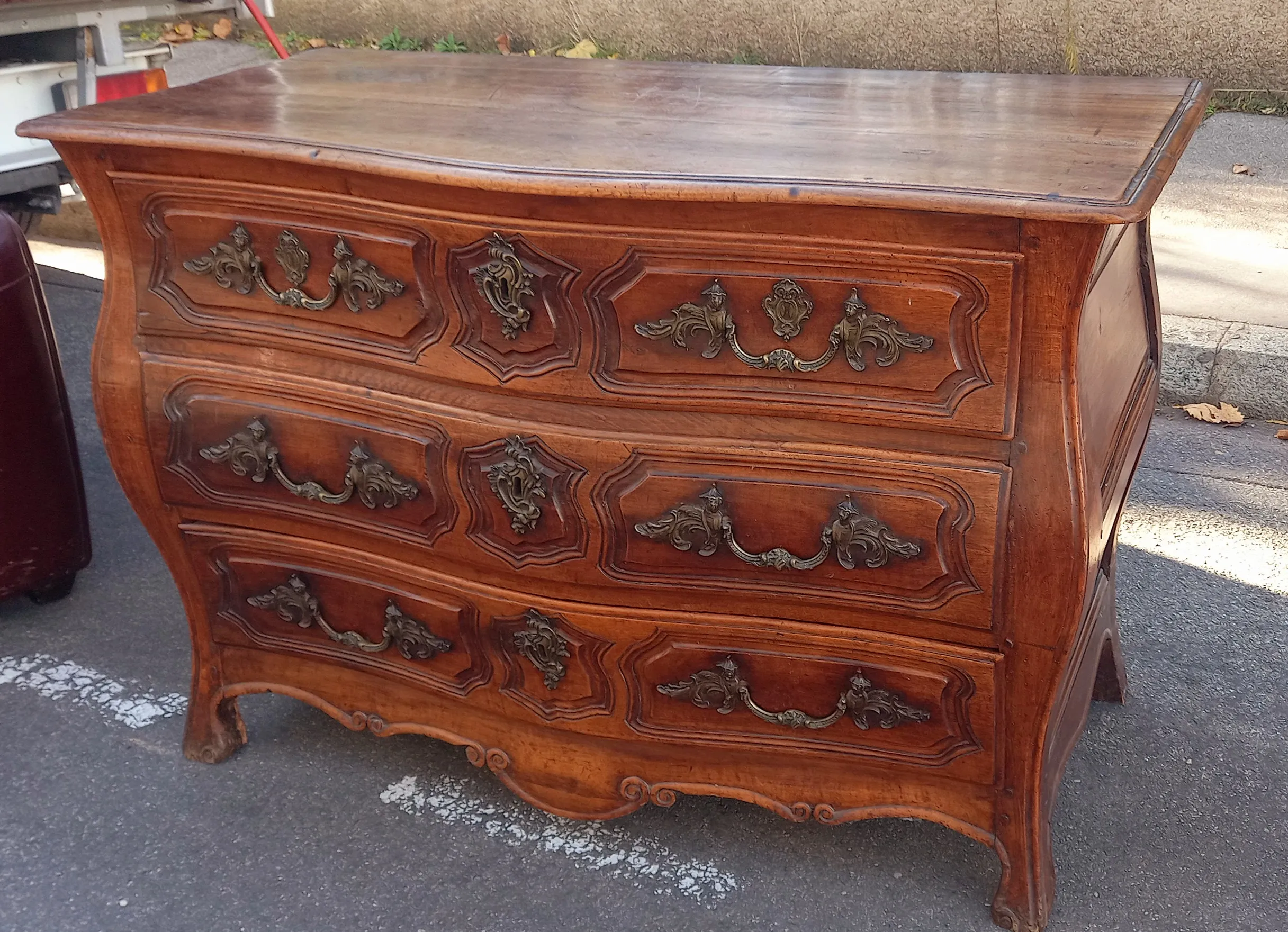 Commode en bois à vendre chez un antiquaire près de Lyon