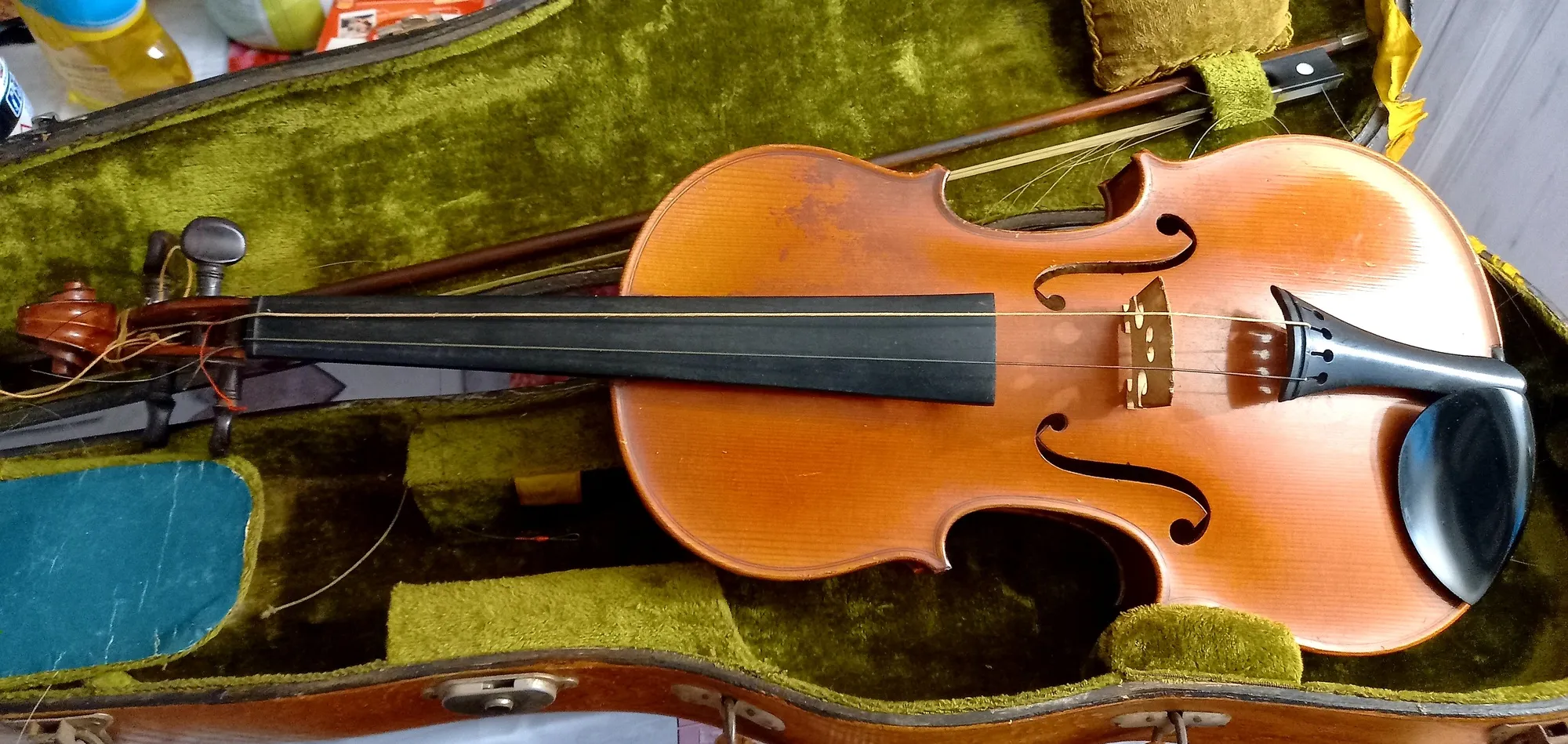 Instrument de musique ancien à vendre chez un antiquaire près de Lyon