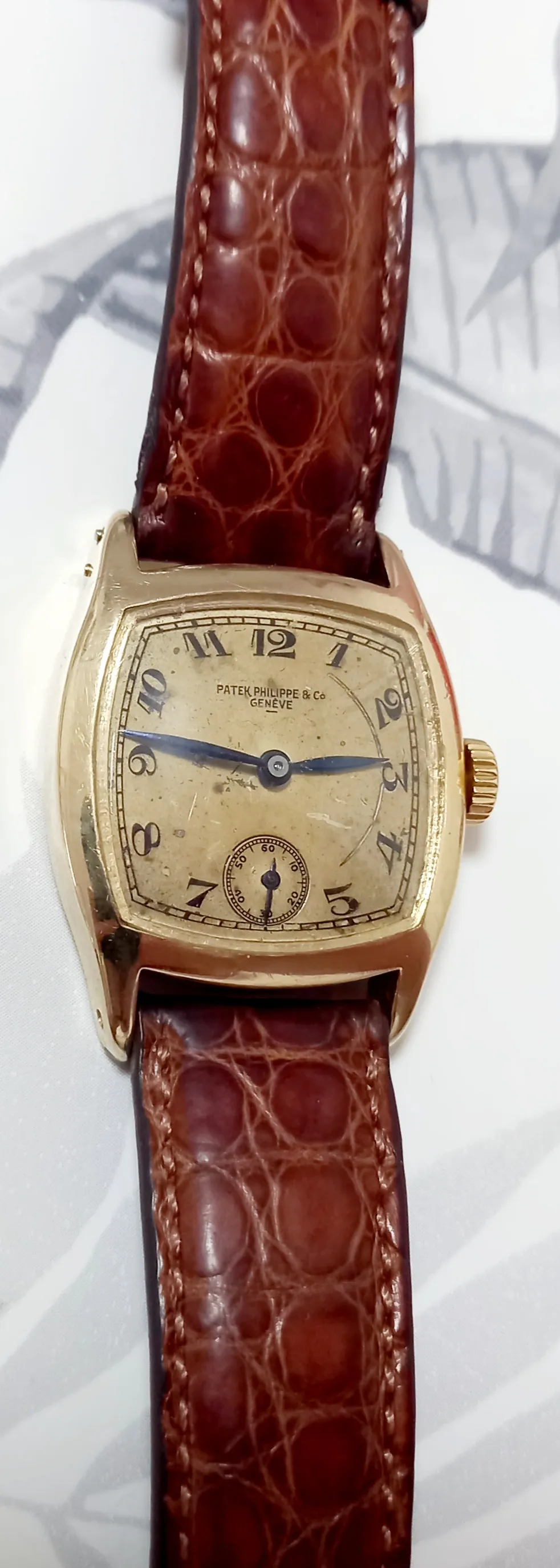 Montre Patek Philippe en or, modèle coussin, années 1920-1930 à vendre chez un antiquaire près de Lyon