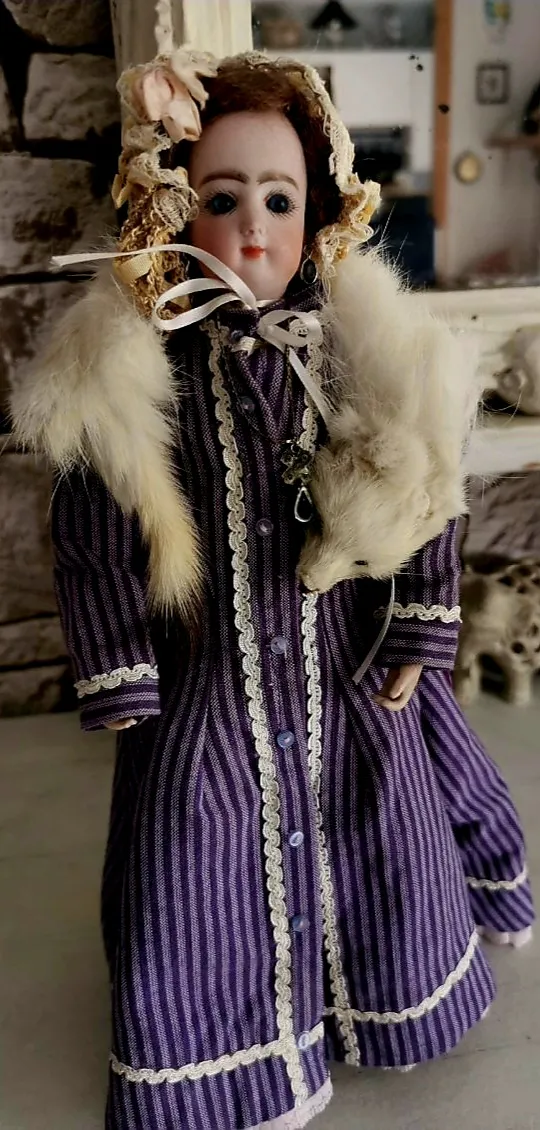 Poupée ancienne à vendre chez un antiquaire près de Lyon