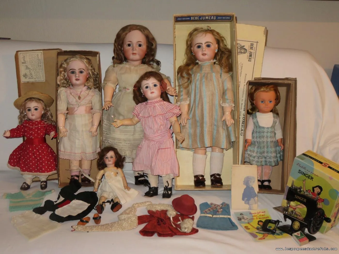 Poupée ancienne à vendre chez un antiquaire près de Lyon