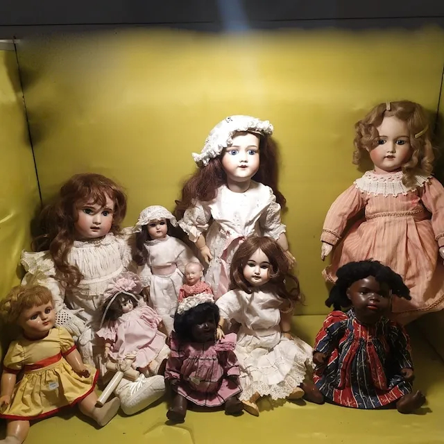 Poupée ancienne à vendre chez un antiquaire près de Lyon