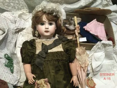 Poupée ancienne à vendre chez un antiquaire près de Lyon
