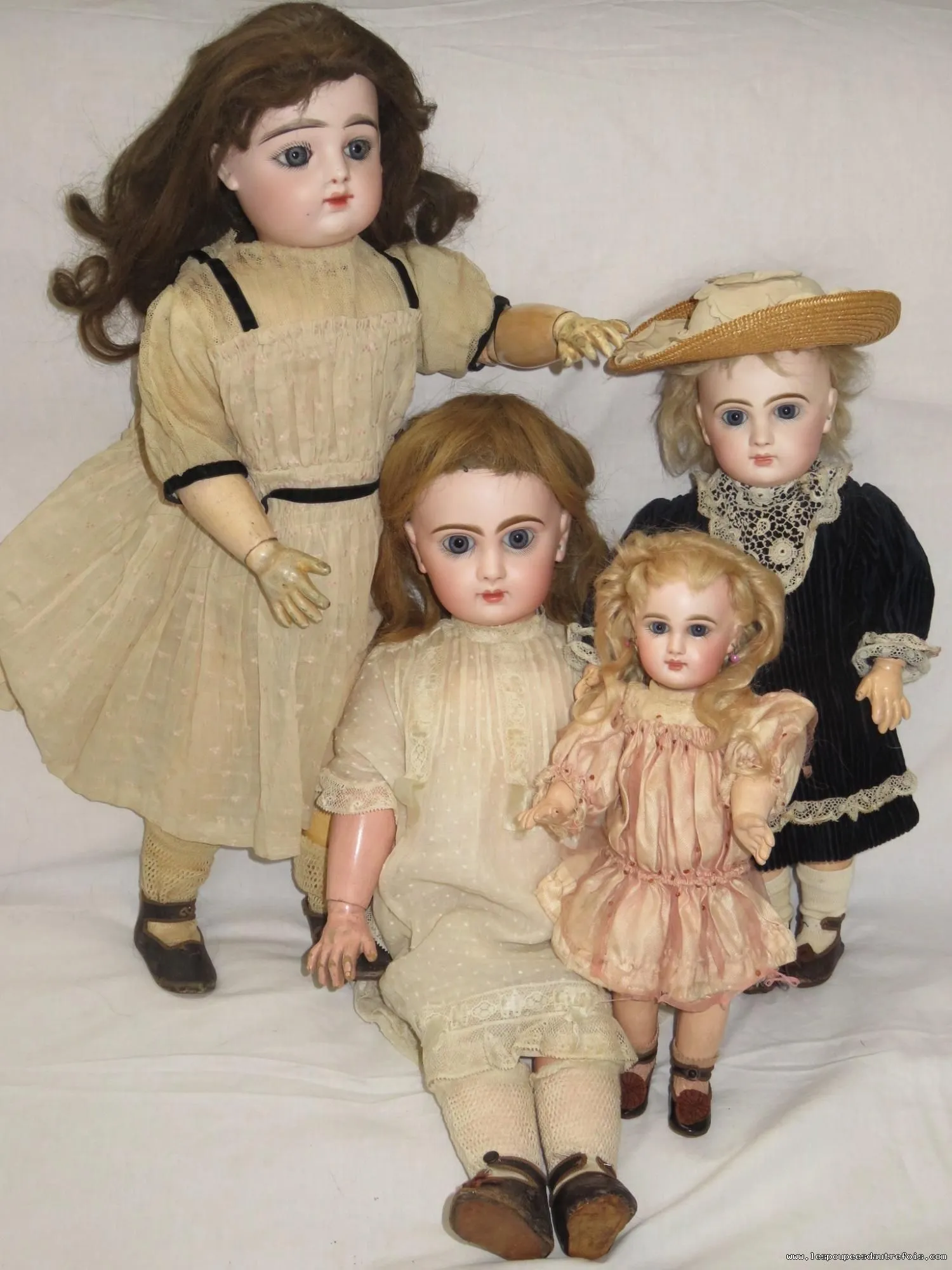 Poupée ancienne à vendre chez un antiquaire près de Lyon