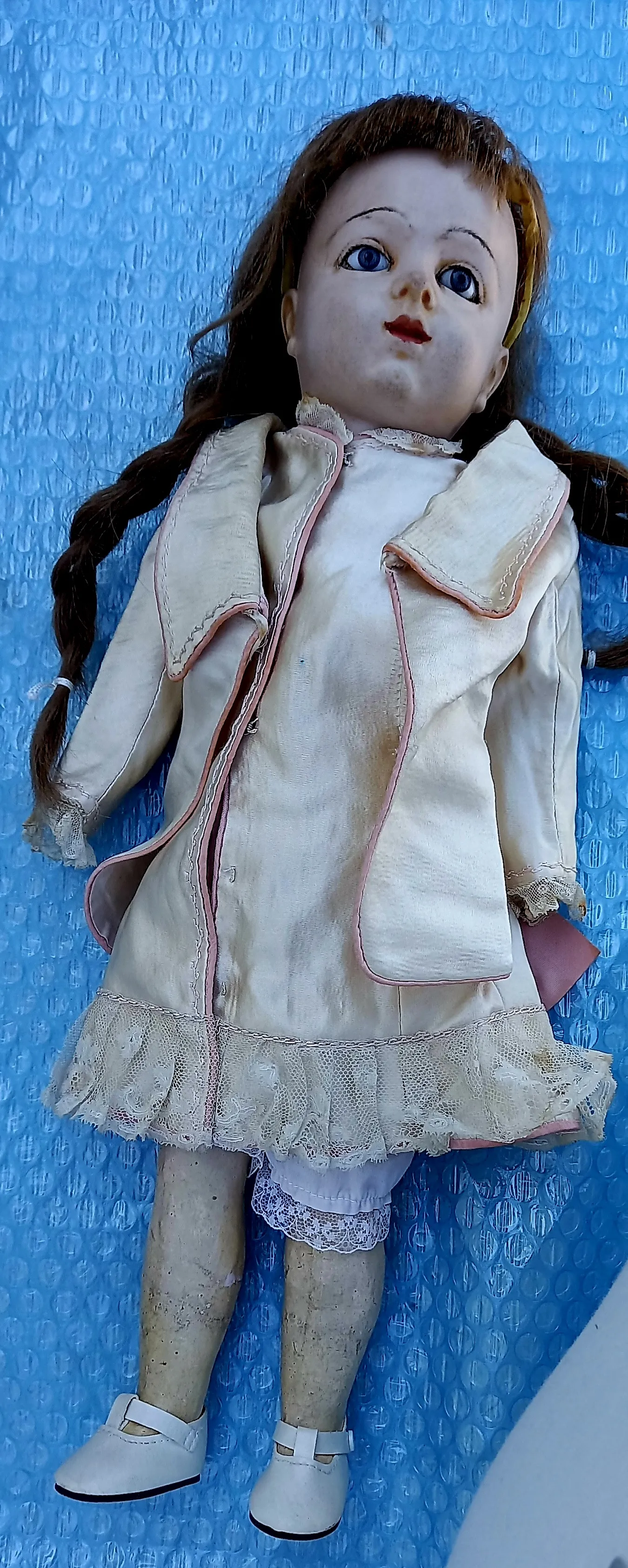 Poupée ancienne à vendre chez un antiquaire près de Lyon