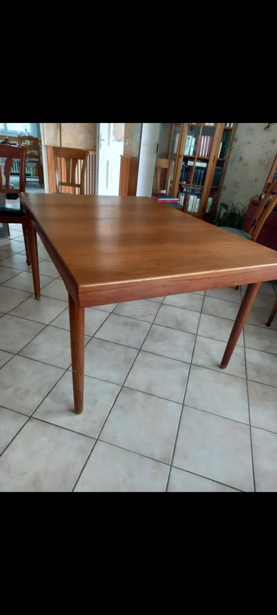 Table en bois à vendre chez un antiquaire près de Lyon