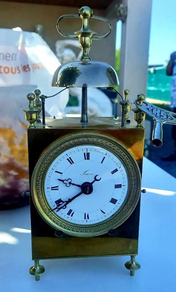 Montres et horloges à vendre chez un antiquaire près de Lyon