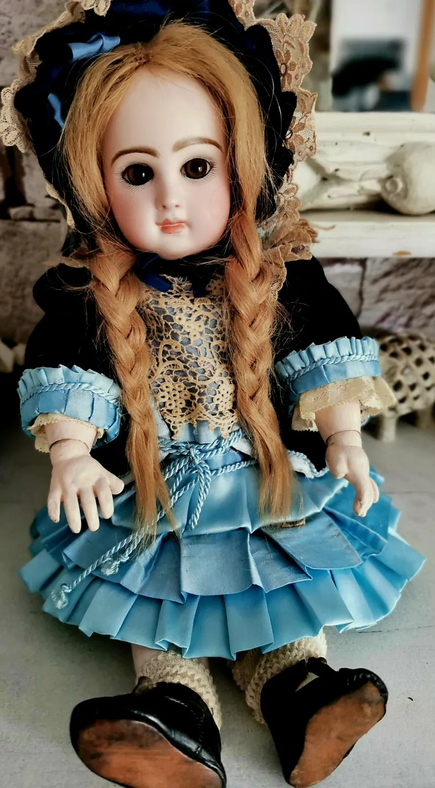 Poupée ancienne à vendre chez un antiquaire près de Lyon