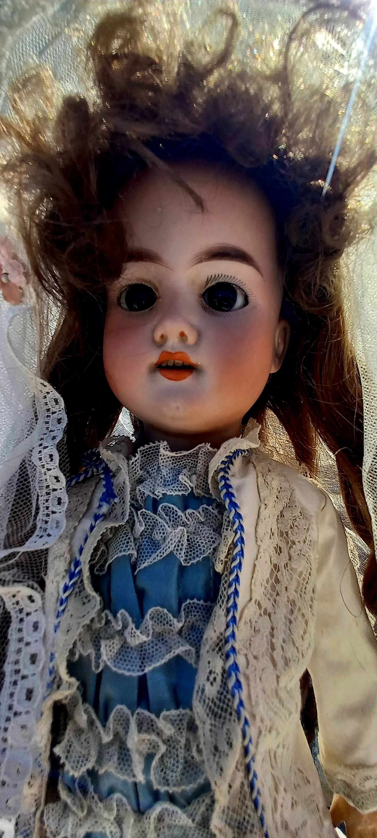 Poupée ancienne à vendre chez un antiquaire près de Lyon