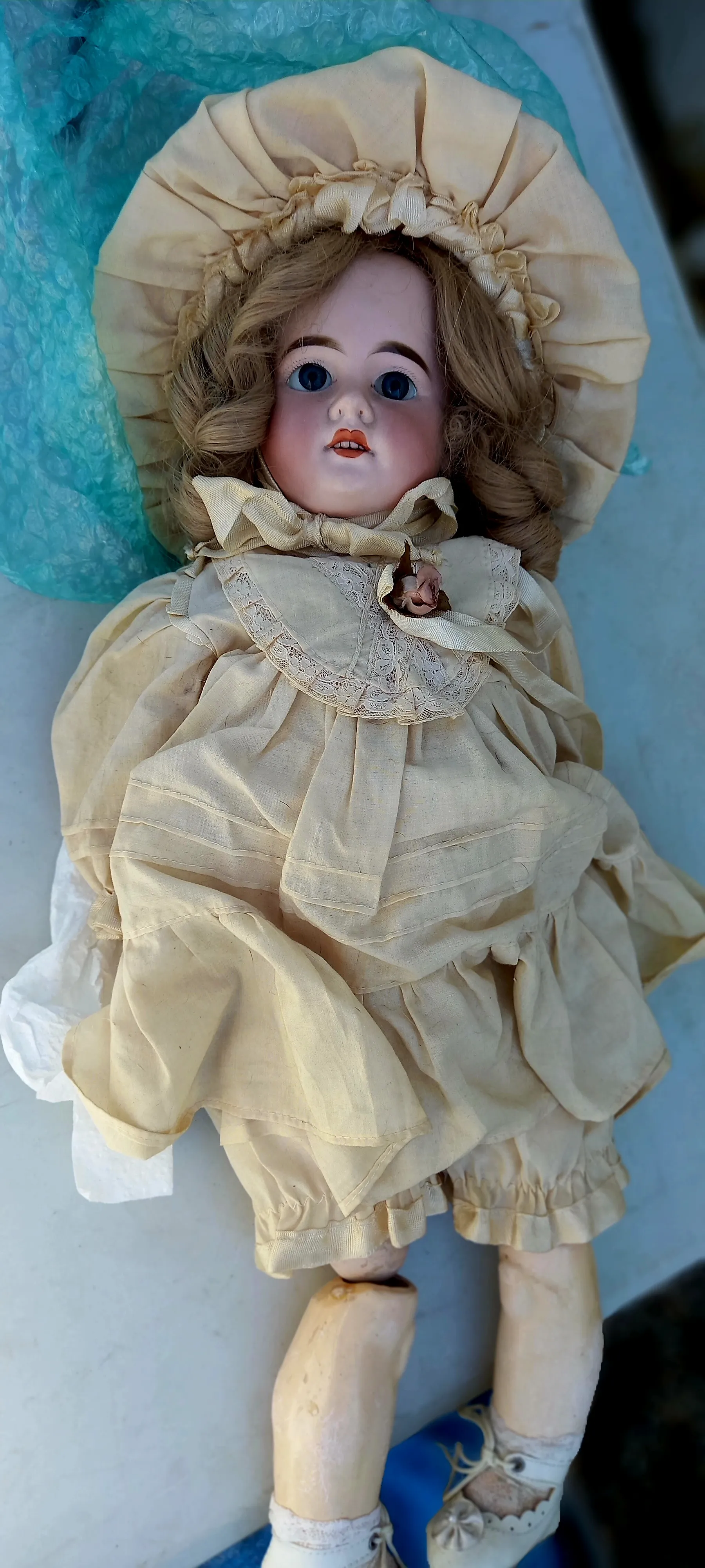 Poupée ancienne à vendre chez un antiquaire près de Lyon
