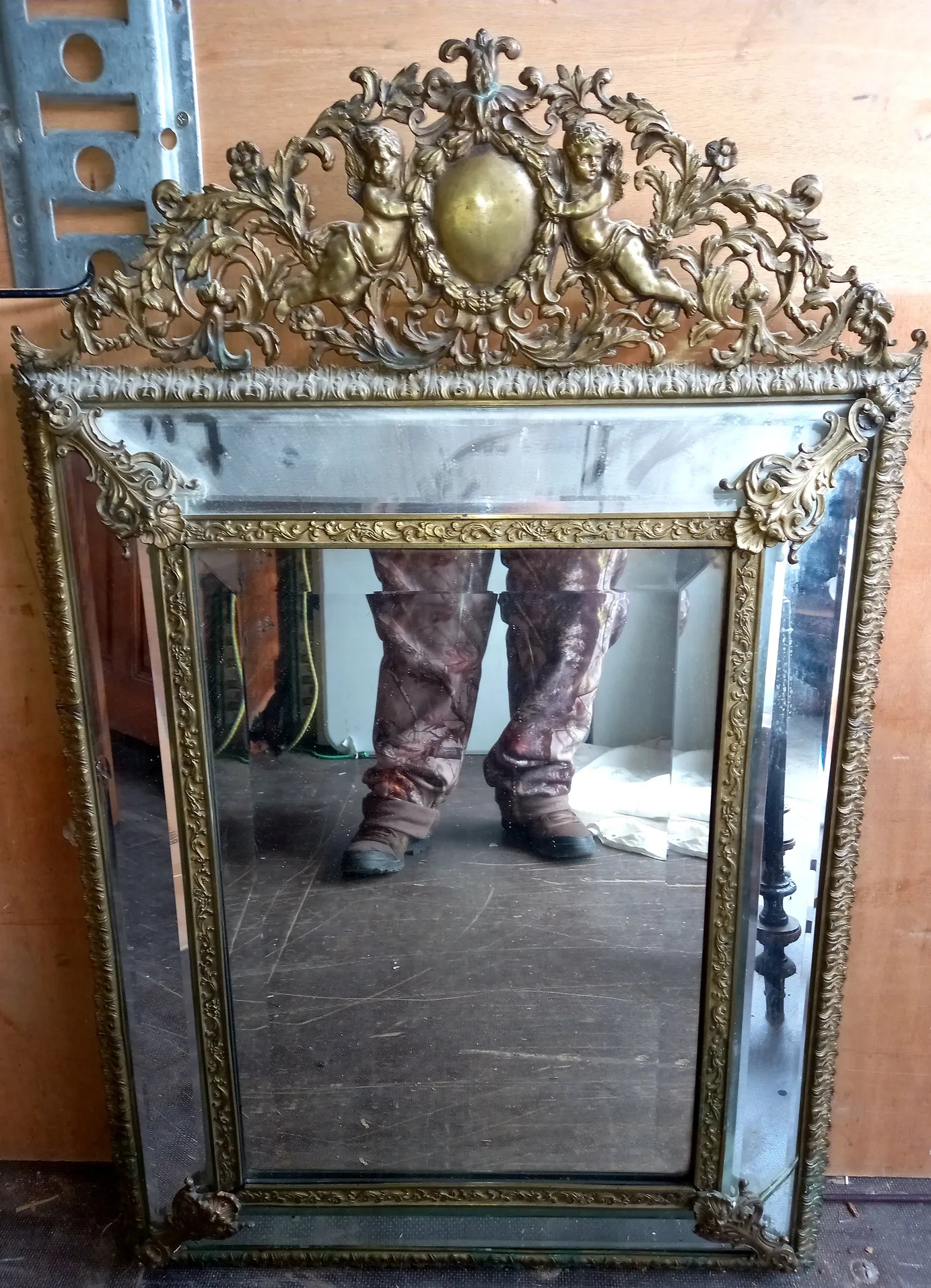 Miroir ancien à vendre chez un antiquaire près de Lyon