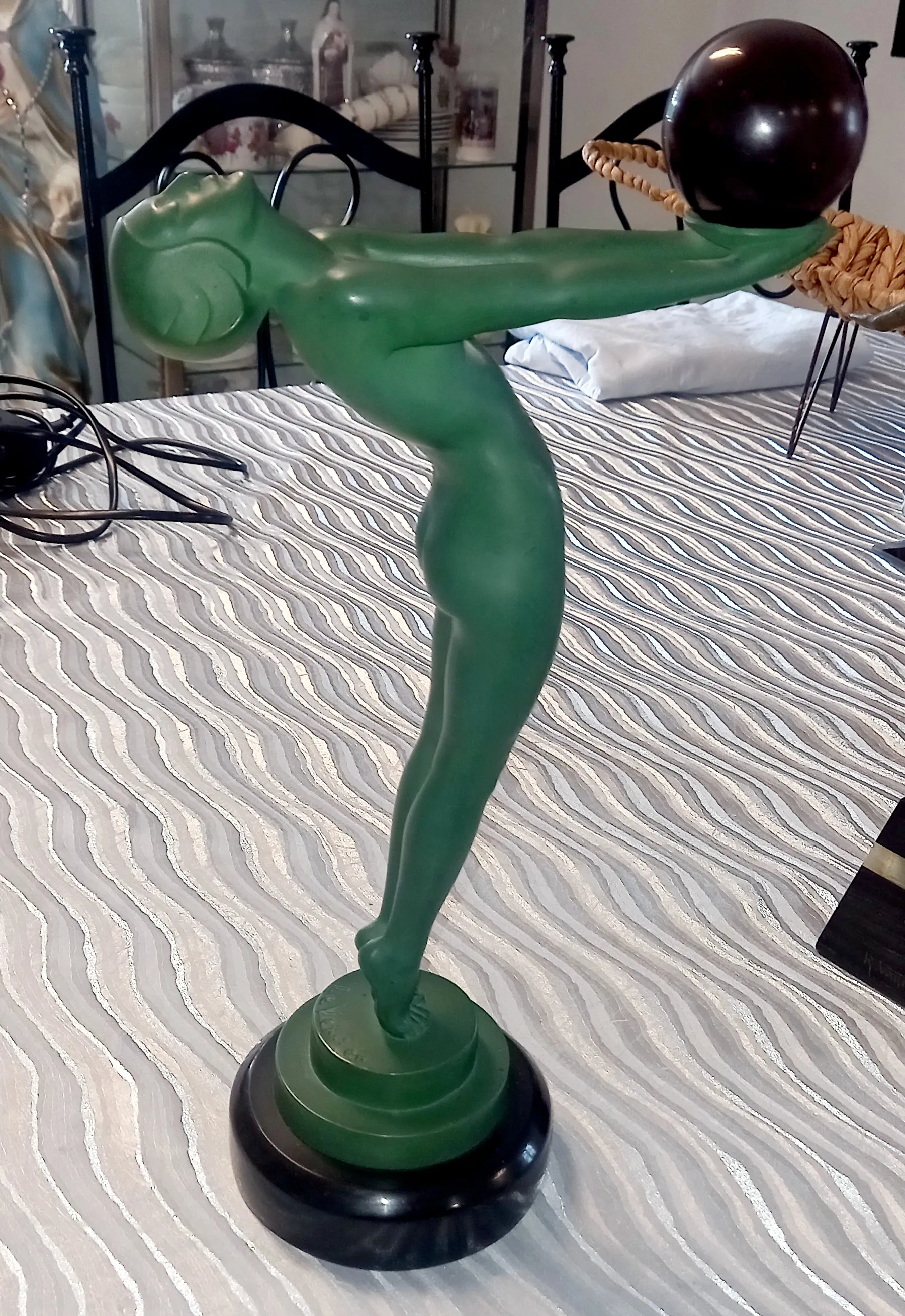 Statue en bronze à vendre chez un antiquaire près de Lyon