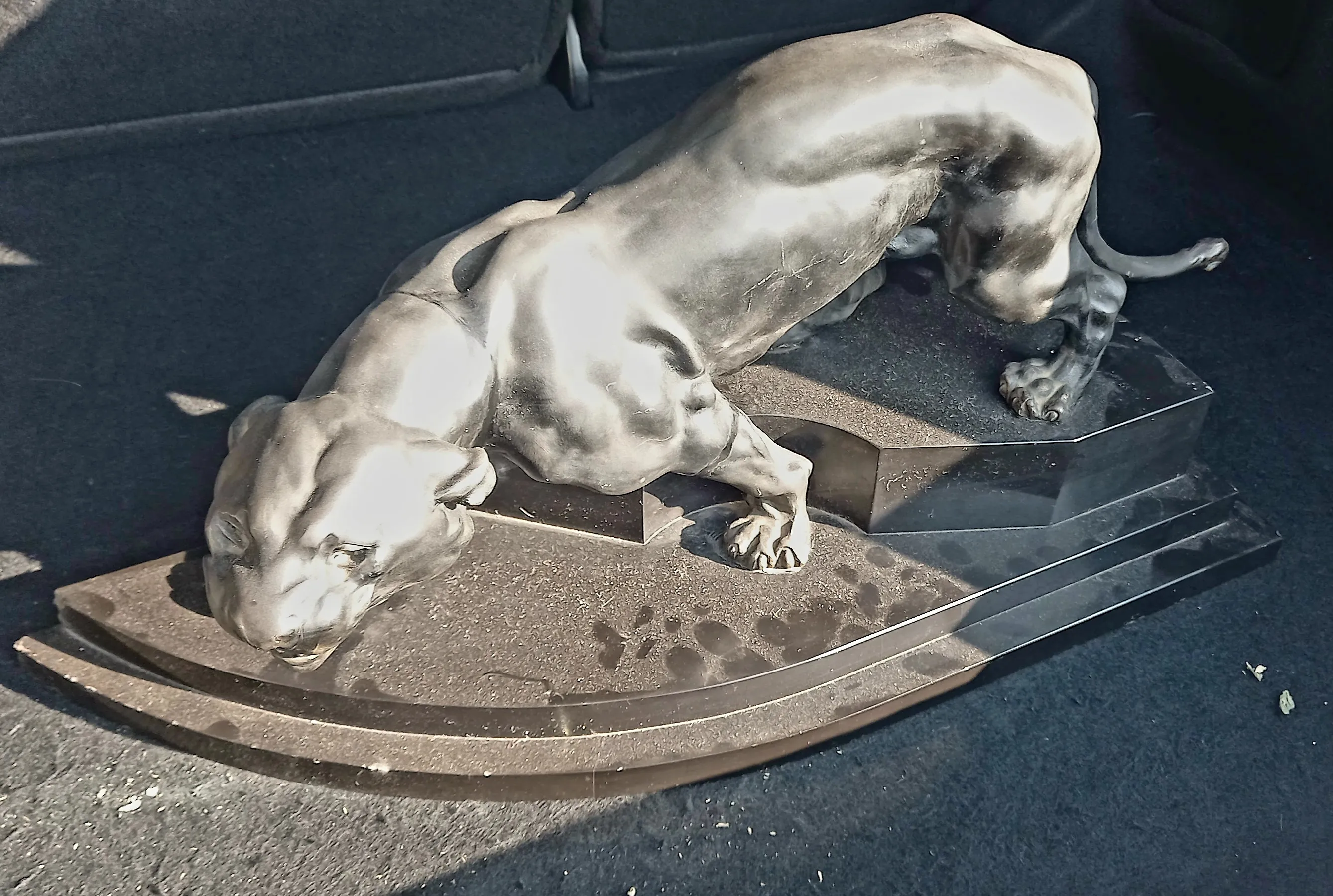 Statue ancienne à vendre chez un antiquaire près de Lyon